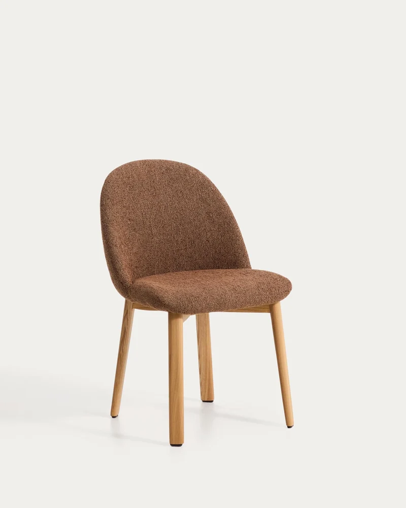 Stuhl Meila mit terrakottafarbener Chenille und Beinen aus massivem Eschenholz mit naturfa