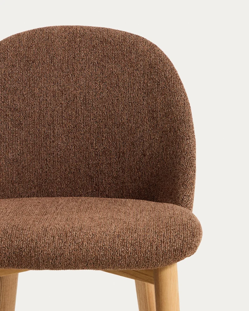Stuhl Meila mit terrakottafarbener Chenille und Beinen aus massivem Eschenholz mit naturfa