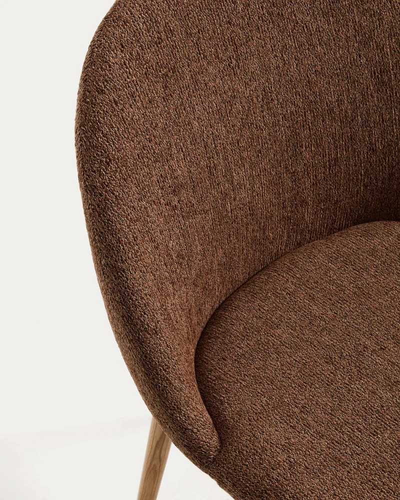 Stuhl Meila mit terrakottafarbener Chenille und Beinen aus massivem Eschenholz mit naturfa