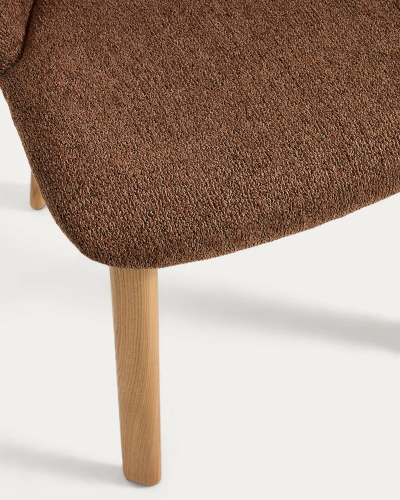 Stuhl Meila mit terrakottafarbener Chenille und Beinen aus massivem Eschenholz mit naturfa