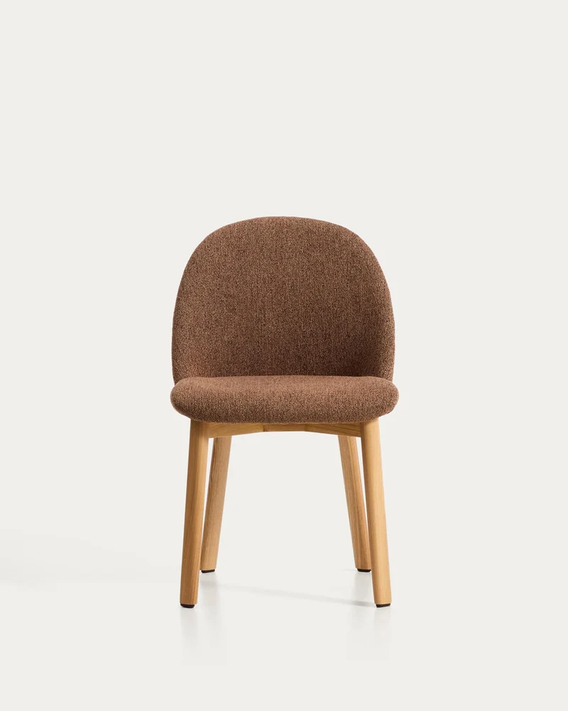 Stuhl Meila mit terrakottafarbener Chenille und Beinen aus massivem Eschenholz mit naturfa