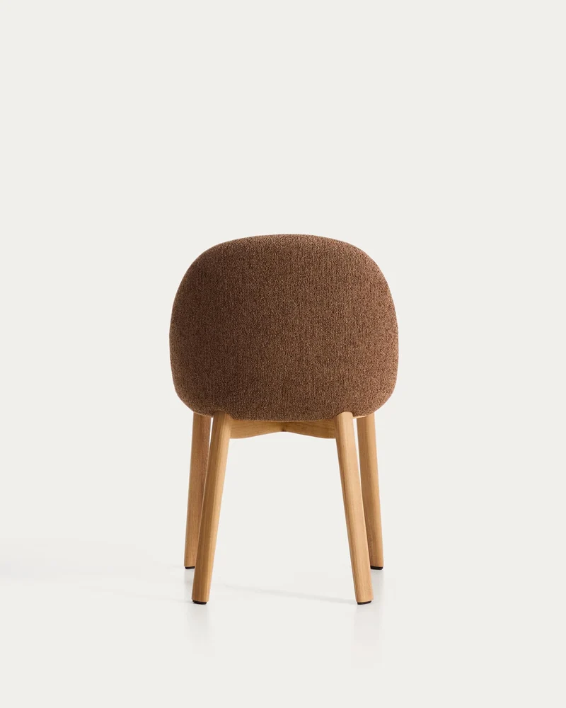 Stuhl Meila mit terrakottafarbener Chenille und Beinen aus massivem Eschenholz mit naturfa