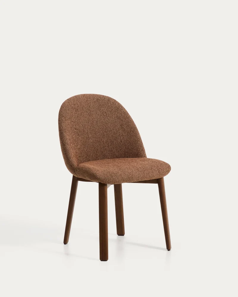 Stuhl Meila mit terrakottafarbener Chenille und Beinen aus massivem Eschenholz mit Nussbau