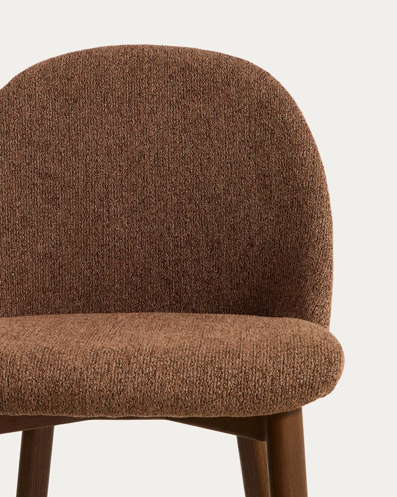 Stuhl Meila mit terrakottafarbener Chenille und Beinen aus massivem Eschenholz mit Nussbau