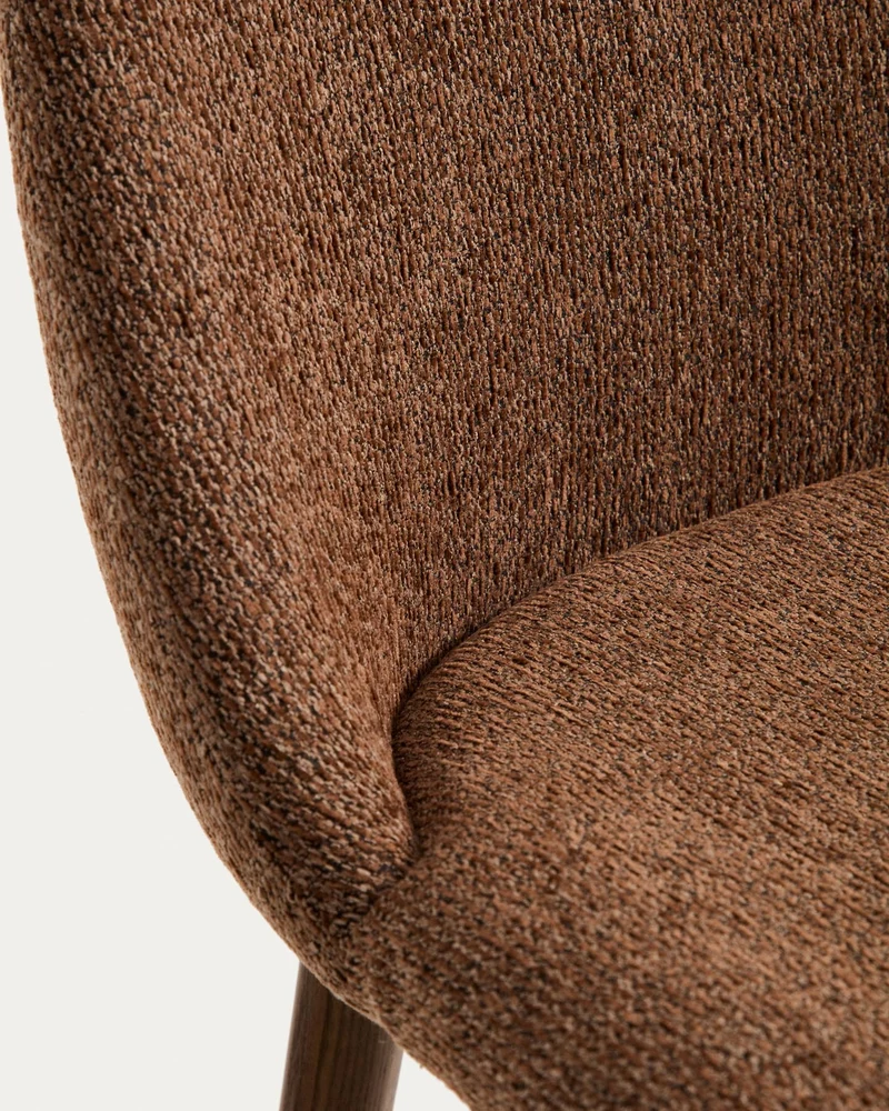 Stuhl Meila mit terrakottafarbener Chenille und Beinen aus massivem Eschenholz mit Nussbau