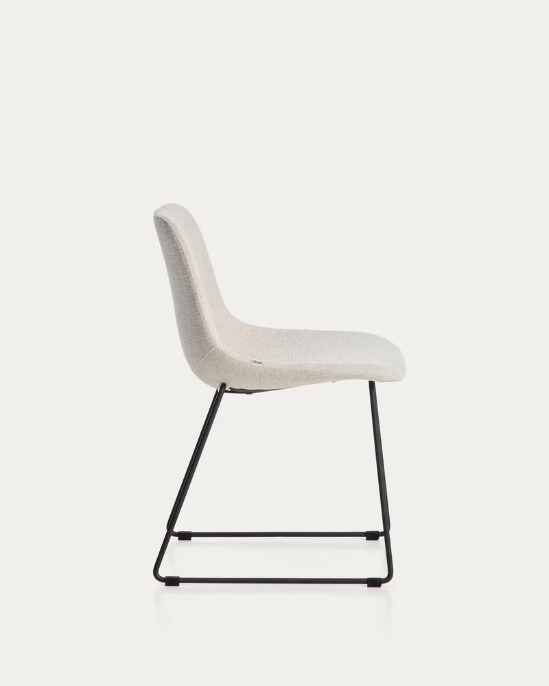 Stuhl Zahara mit beiger Chenille und Stahlbeinen mit schwarzem Finish, FSC 100 %