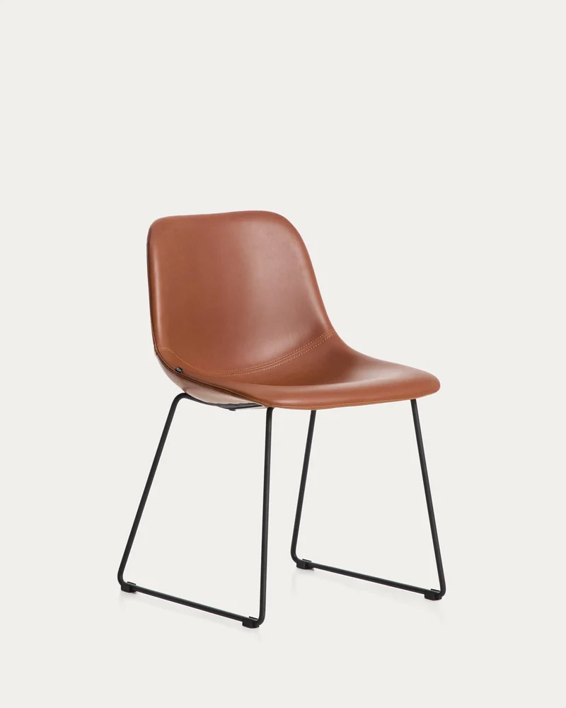 Stuhl Zahara mit braunem Polyurethan und Stahlbeinen mit schwarzem Finish, FSC 100 %