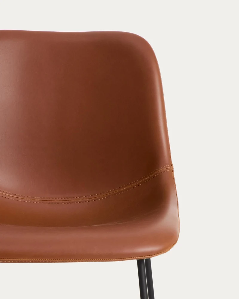 Stuhl Zahara mit braunem Polyurethan und Stahlbeinen mit schwarzem Finish, FSC 100 %