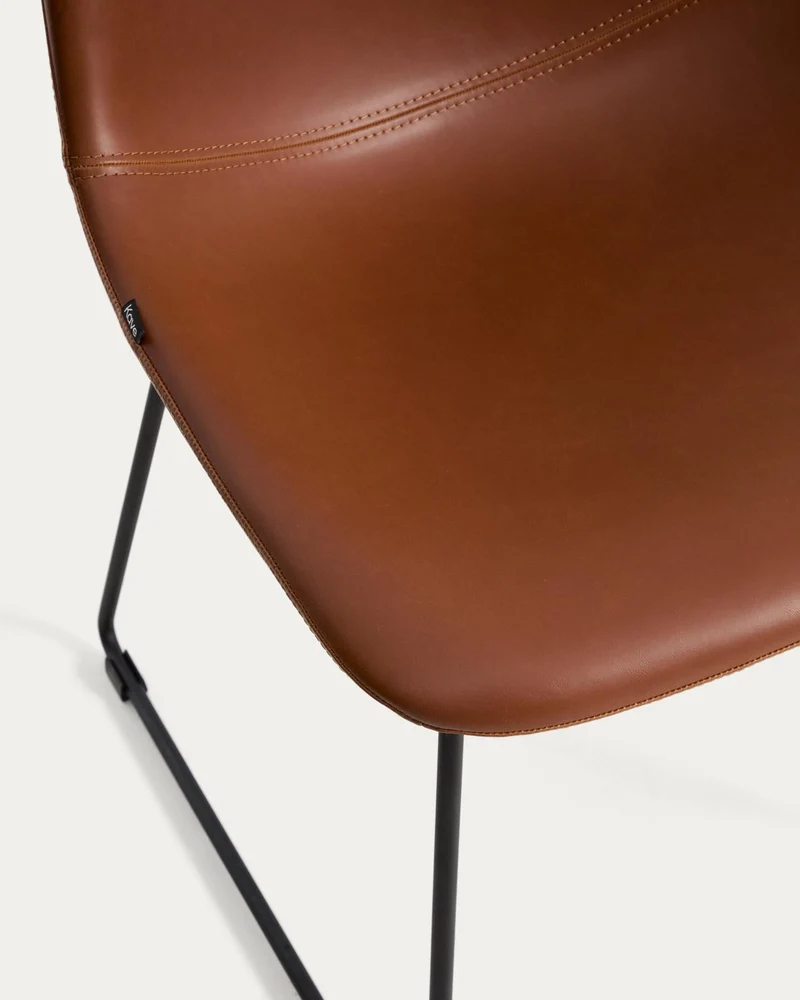 Stuhl Zahara mit braunem Polyurethan und Stahlbeinen mit schwarzem Finish, FSC 100 %