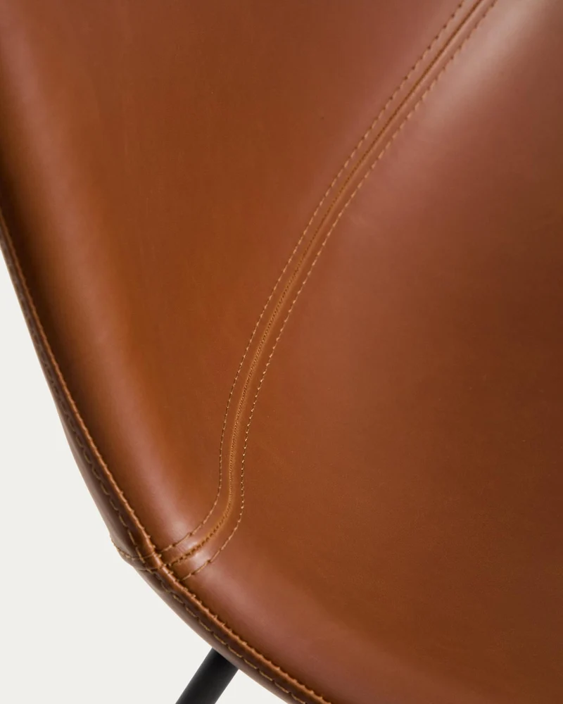 Stuhl Zahara mit braunem Polyurethan und Stahlbeinen mit schwarzem Finish, FSC 100 %