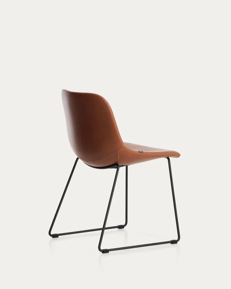 Stuhl Zahara mit braunem Polyurethan und Stahlbeinen mit schwarzem Finish, FSC 100 %