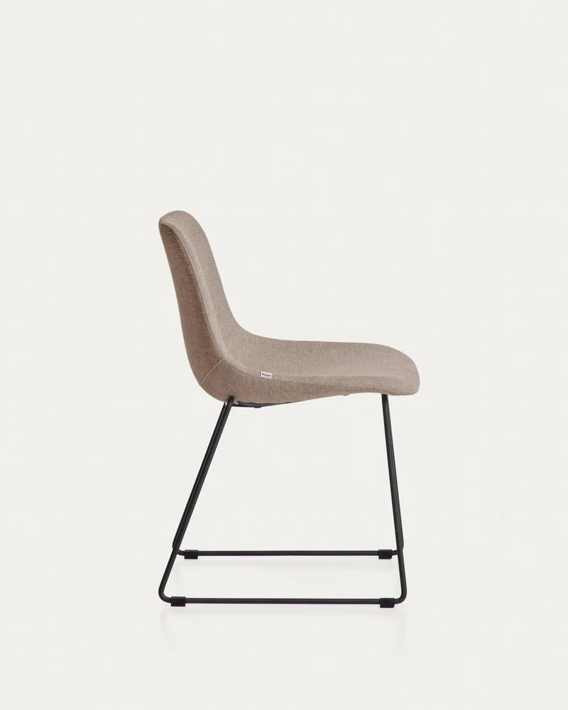 Stuhl Zahara mit brauner Chenille und Stahlbeinen mit schwarzem Finish, FSC 100 %