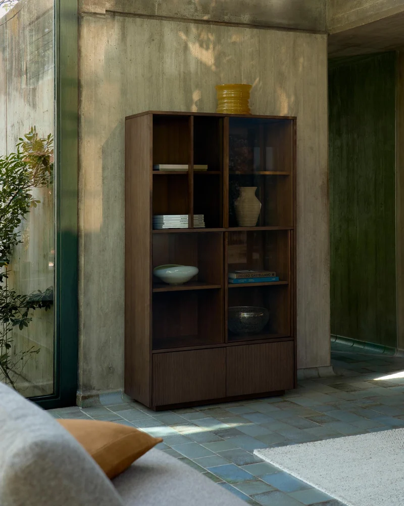 Vitrine Helvine 4 Türen 2 Schubladen Eichenfurnier mit Nussbaum-Finish und gehärtetes Glas