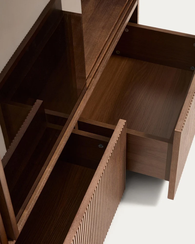 Vitrine Helvine 4 Türen 2 Schubladen Eichenfurnier mit Nussbaum-Finish und gehärtetes Glas