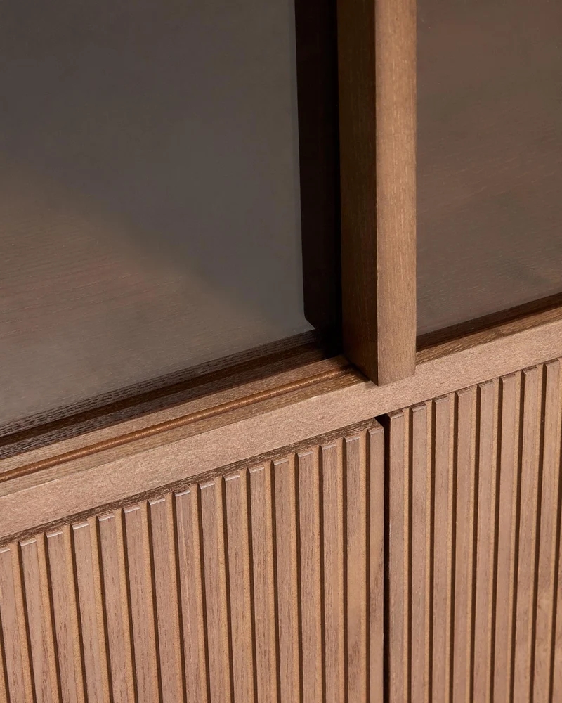 Vitrine Helvine 4 Türen 2 Schubladen Eichenfurnier mit Nussbaum-Finish und gehärtetes Glas