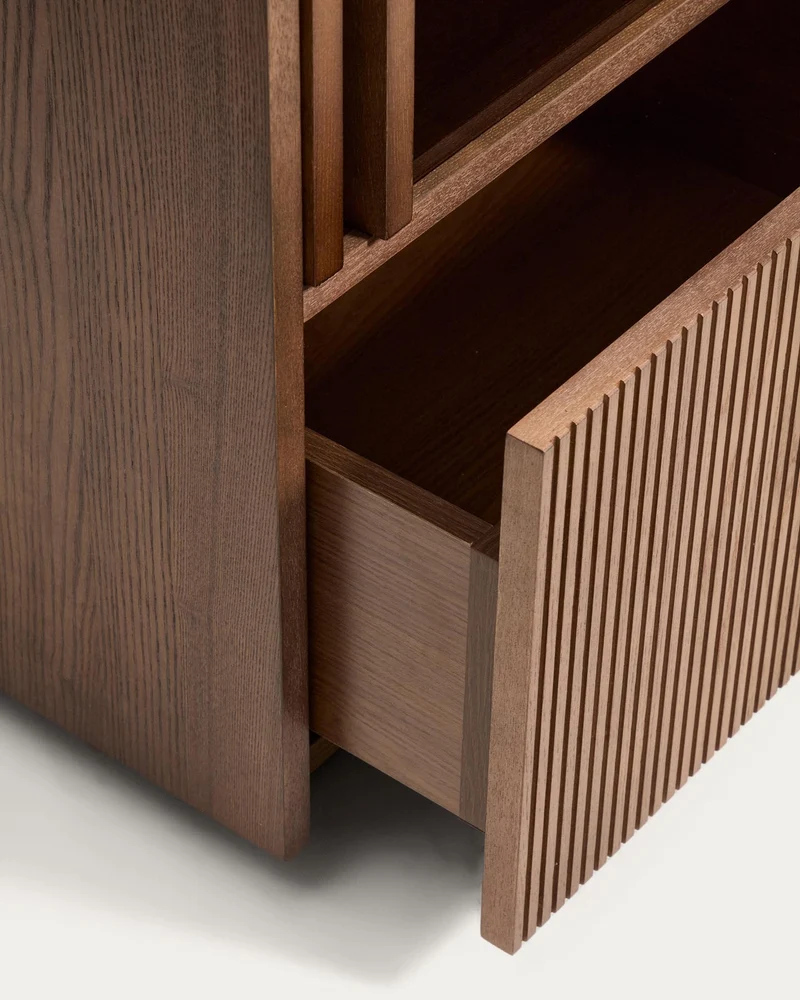 Vitrine Helvine 4 Türen 2 Schubladen Eichenfurnier mit Nussbaum-Finish und gehärtetes Glas