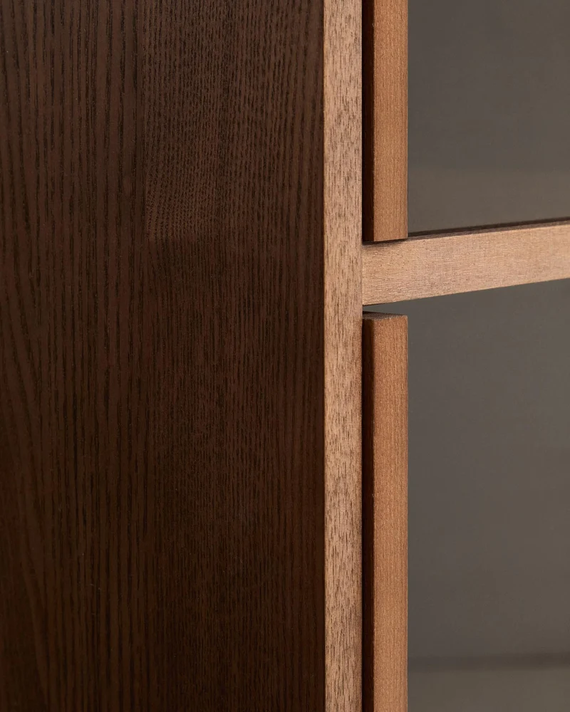 Vitrine Helvine 4 Türen 2 Schubladen Eichenfurnier mit Nussbaum-Finish und gehärtetes Glas