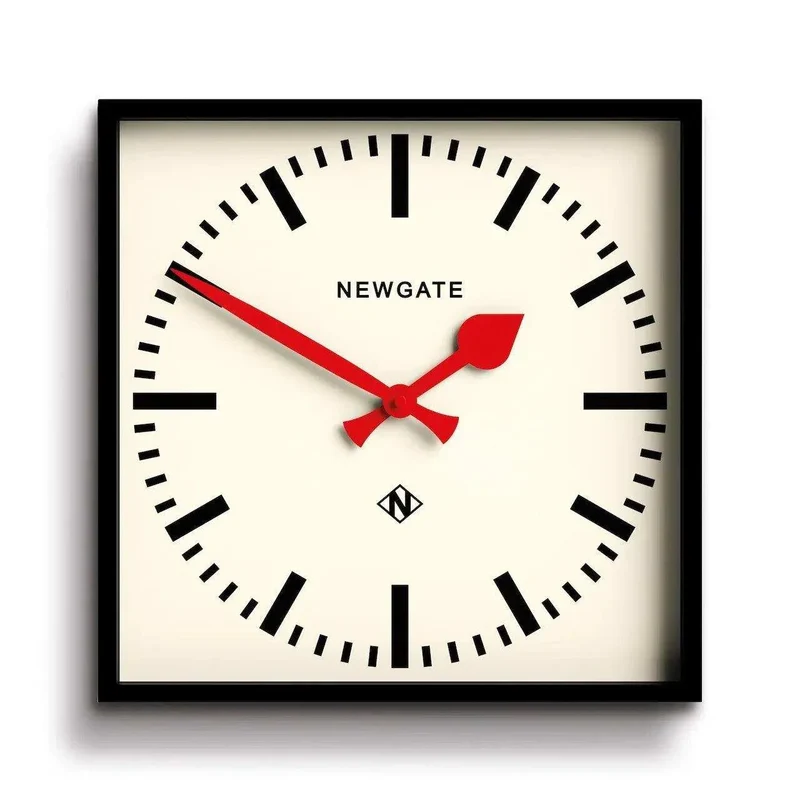 Number Five Railway wandklok – zwart/rode wijzers – 33,5 × 33,5 cm