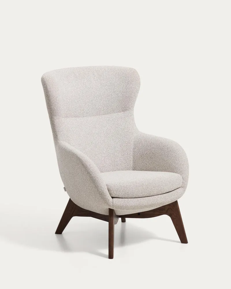 Sessel Adiran mit dicker Chenille in Beige und Beinen aus massivem Eichenholz mit Nussbaum