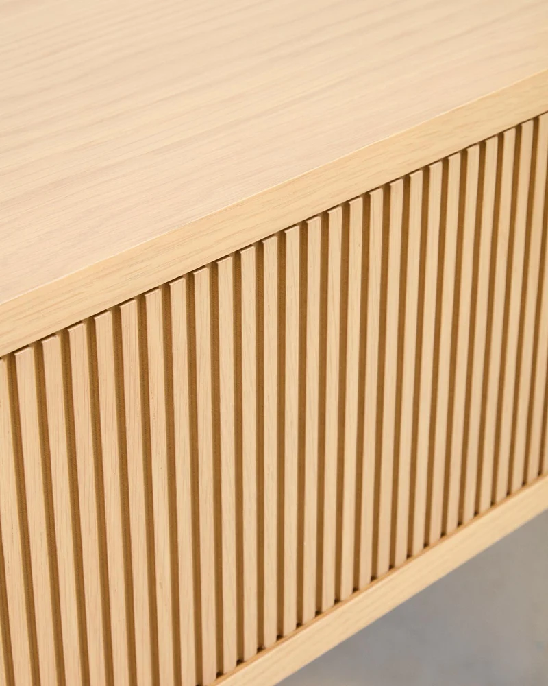 Sideboard Helvine mit 5 Türen und 5 Schubladen aus Eichenfurnier und gehärtetem Glas, 245