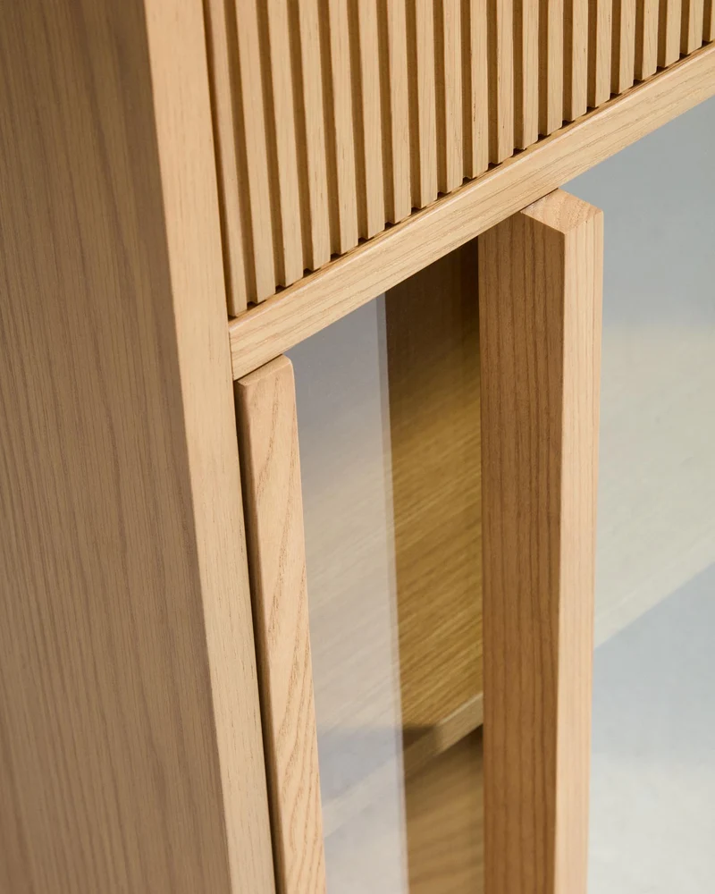 Sideboard Helvine mit 5 Türen und 5 Schubladen aus Eichenfurnier und gehärtetem Glas, 245
