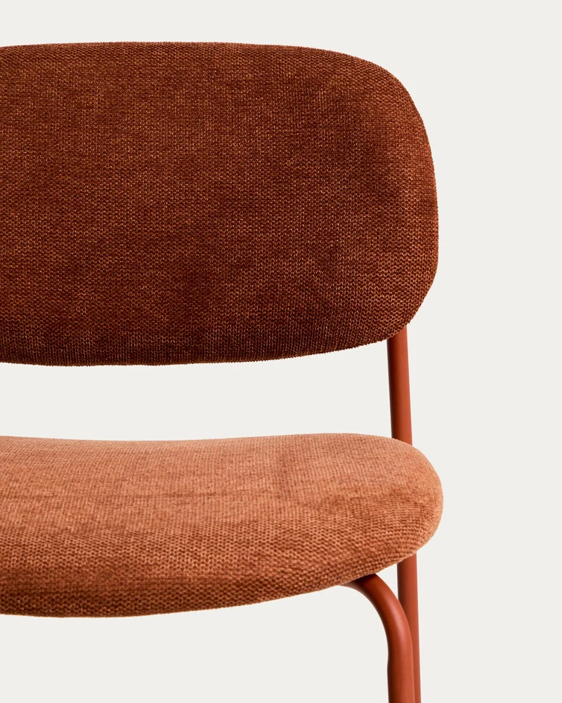 Stapelbarer Hocker Meli mit terrakottafarbener Chenille und Beinen aus terrakottafarbenem