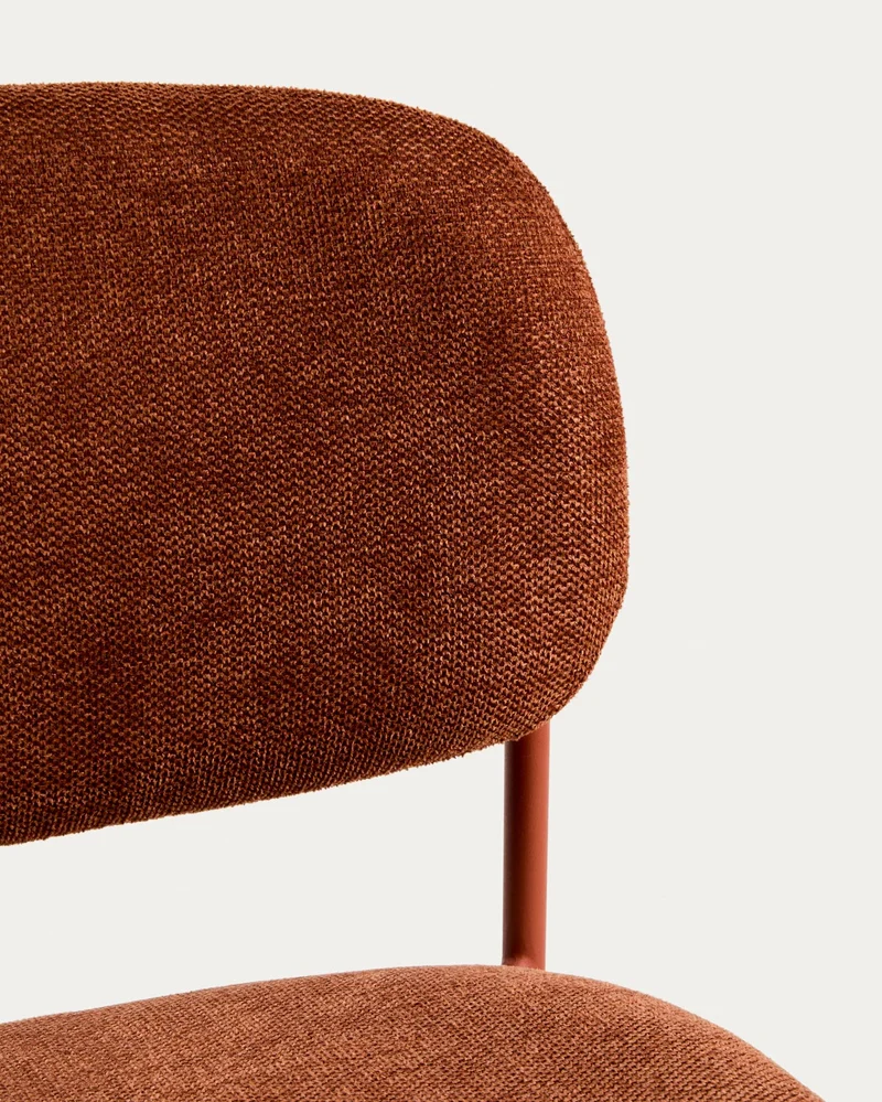 Stapelbarer Hocker Meli mit terrakottafarbener Chenille und Beinen aus terrakottafarbenem