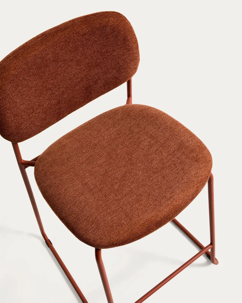 Stapelbarer Hocker Meli mit terrakottafarbener Chenille und Beinen aus terrakottafarbenem