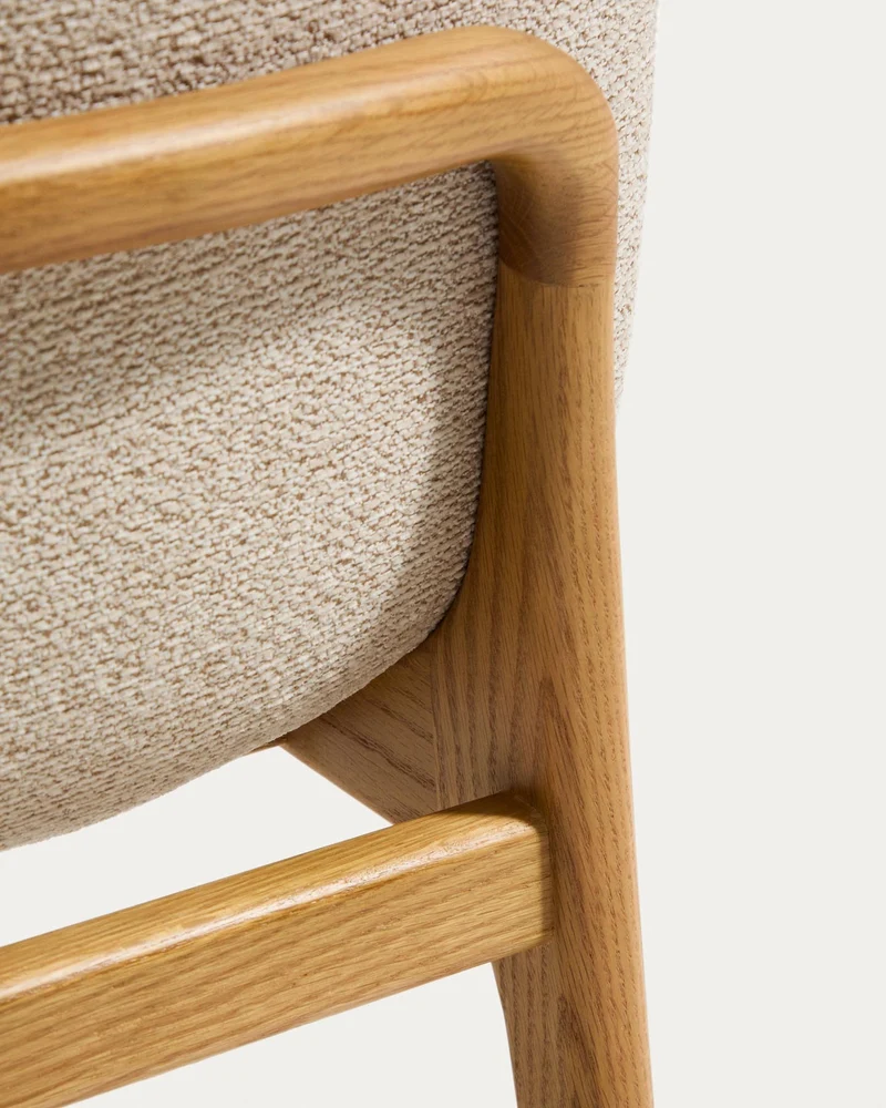 Stuhl Elnor aus beiger Chenille und Beinen aus massivem Eichenholz mit Finish in natürlich