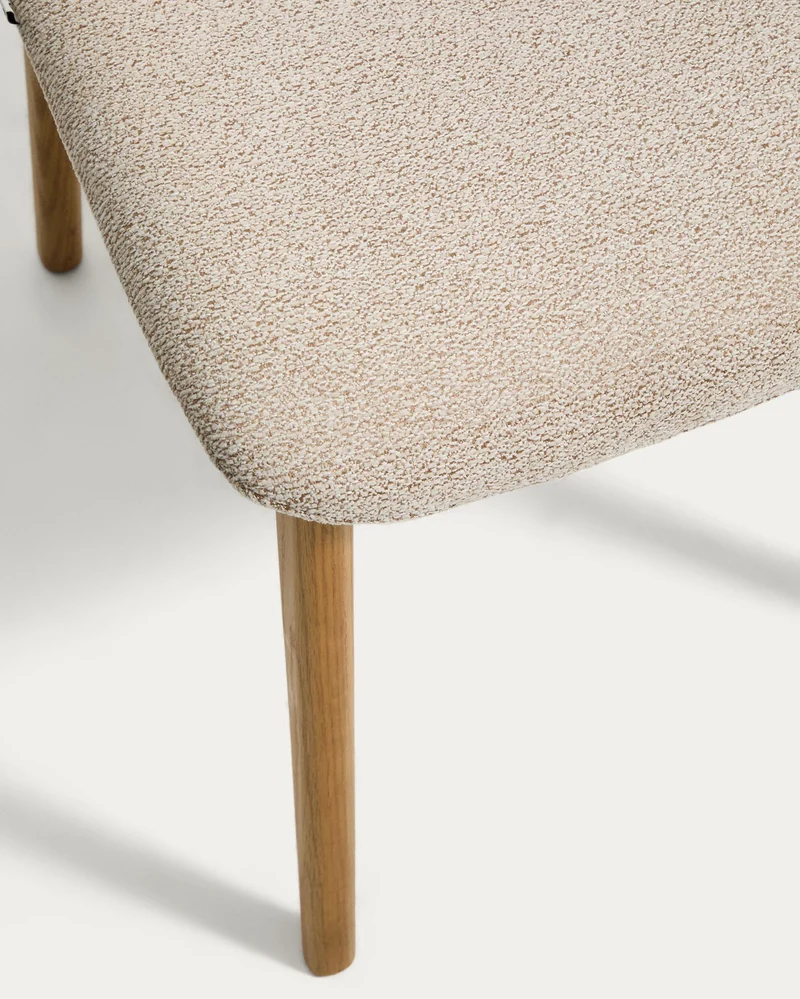 Stuhl Elnor aus beiger Chenille und Beinen aus massivem Eichenholz mit Finish in natürlich