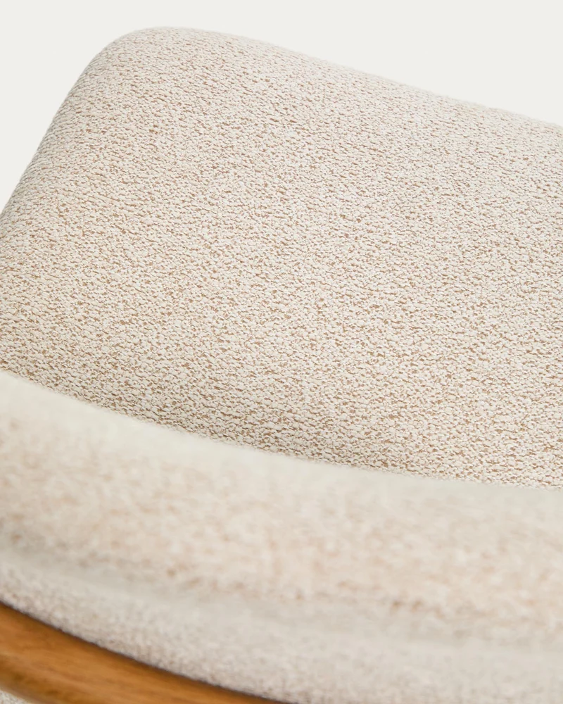 Stuhl Elnor aus beiger Chenille und Beinen aus massivem Eichenholz mit Finish in natürlich