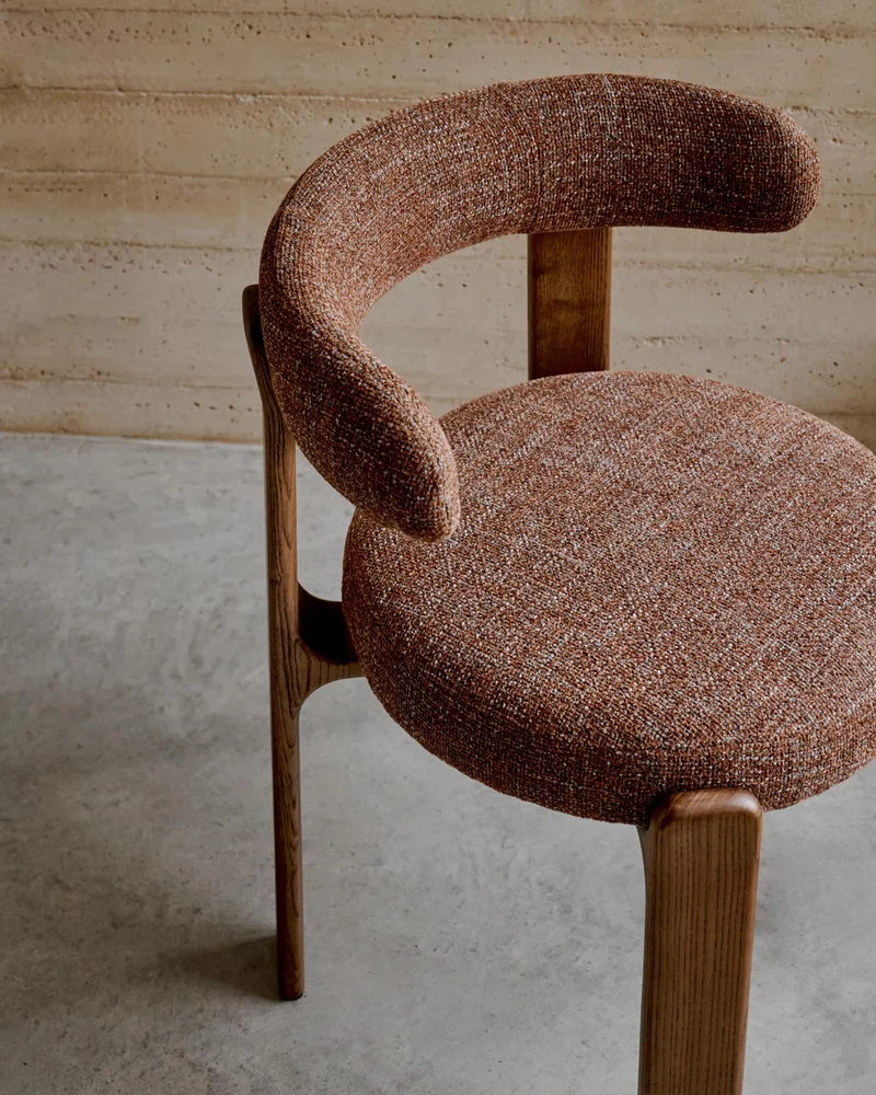 Stuhl Granite, schwer entflammbar, aus brauner Chenille und massivem Eschenholz mit nussba