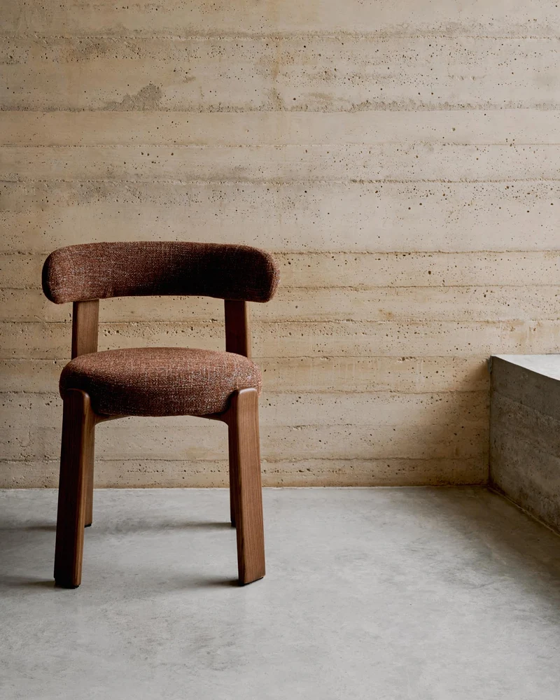 Stuhl Granite, schwer entflammbar, aus brauner Chenille und massivem Eschenholz mit nussba