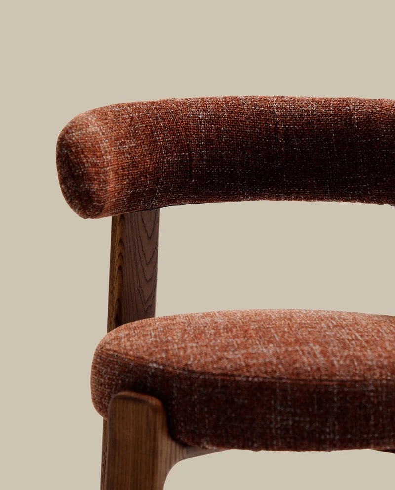 Stuhl Granite, schwer entflammbar, aus brauner Chenille und massivem Eschenholz mit nussba