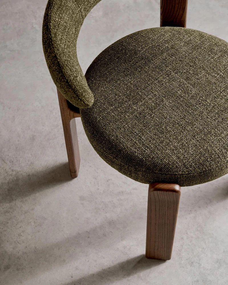 Stuhl Granite, schwer entflammbar, aus grüner Chenille und massivem Eschenholz mit nussbau