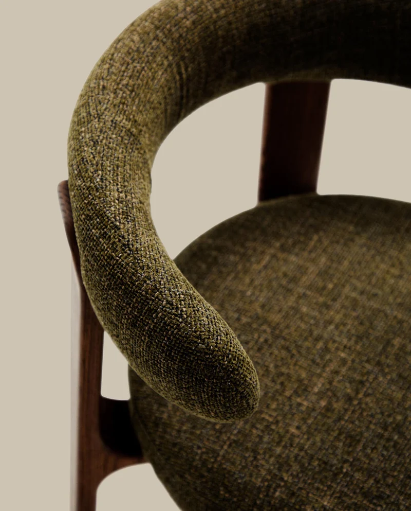 Stuhl Granite, schwer entflammbar, aus grüner Chenille und massivem Eschenholz mit nussbau