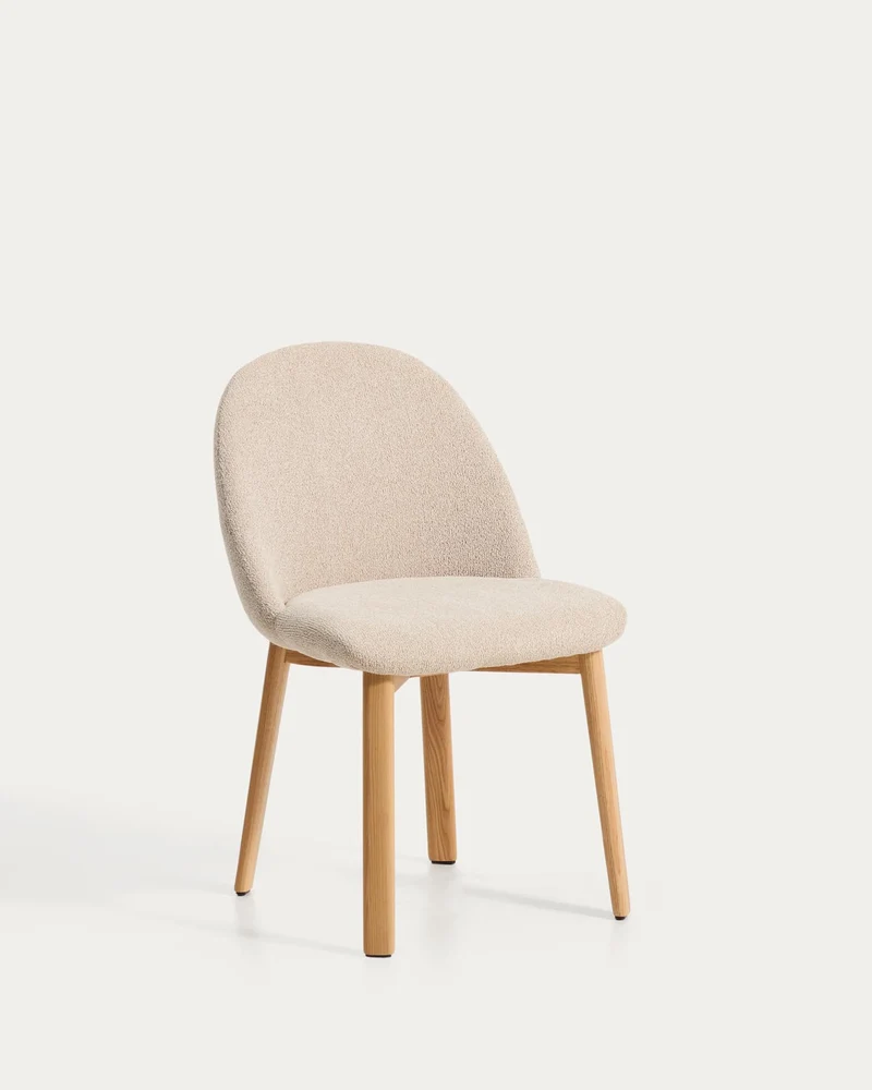 Stuhl Meila mit beiger Chenille und Beinen aus massivem Eschenholz mit naturfarbenem Finis