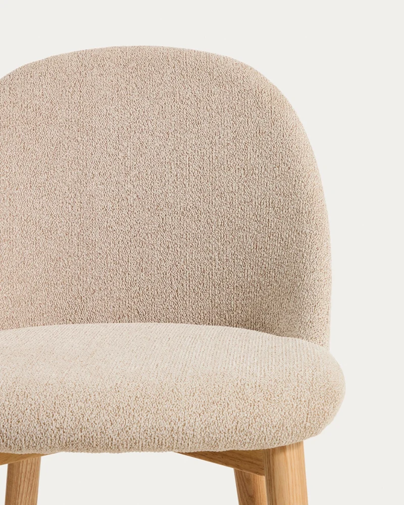 Stuhl Meila mit beiger Chenille und Beinen aus massivem Eschenholz mit naturfarbenem Finis