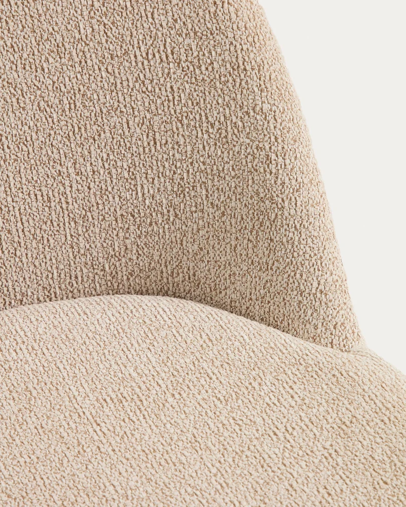 Stuhl Meila mit beiger Chenille und Beinen aus massivem Eschenholz mit naturfarbenem Finis