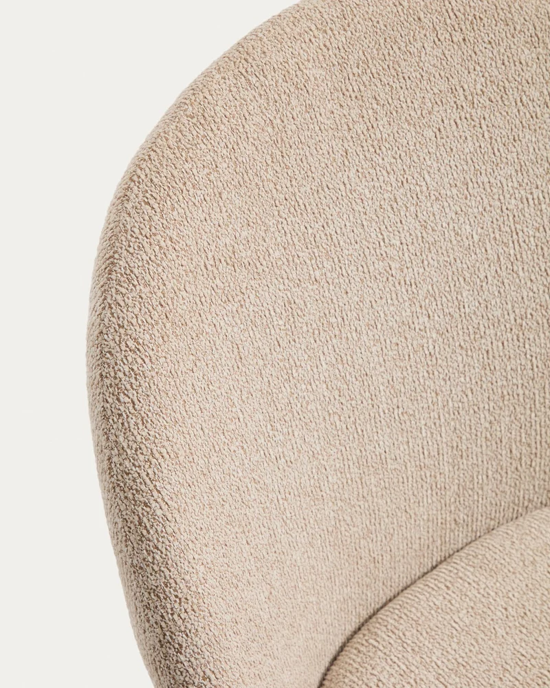 Stuhl Meila mit beiger Chenille und Beinen aus massivem Eschenholz mit naturfarbenem Finis