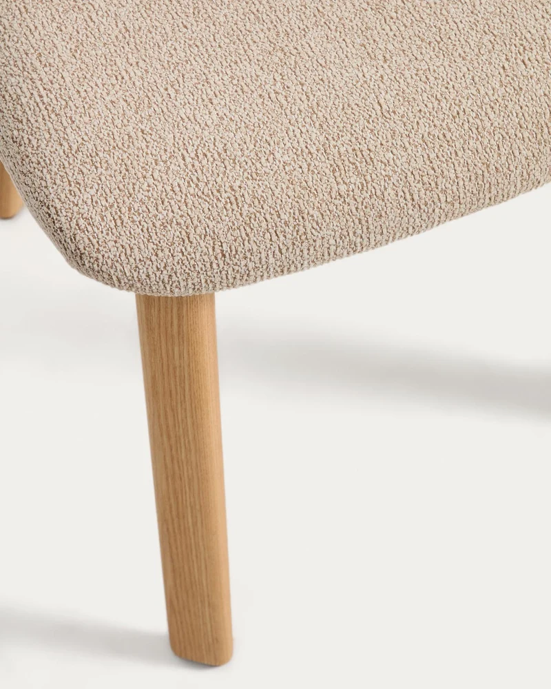 Stuhl Meila mit beiger Chenille und Beinen aus massivem Eschenholz mit naturfarbenem Finis