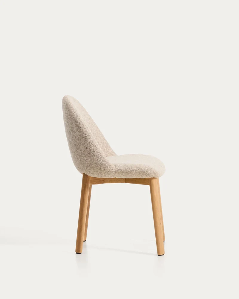 Stuhl Meila mit beiger Chenille und Beinen aus massivem Eschenholz mit naturfarbenem Finis