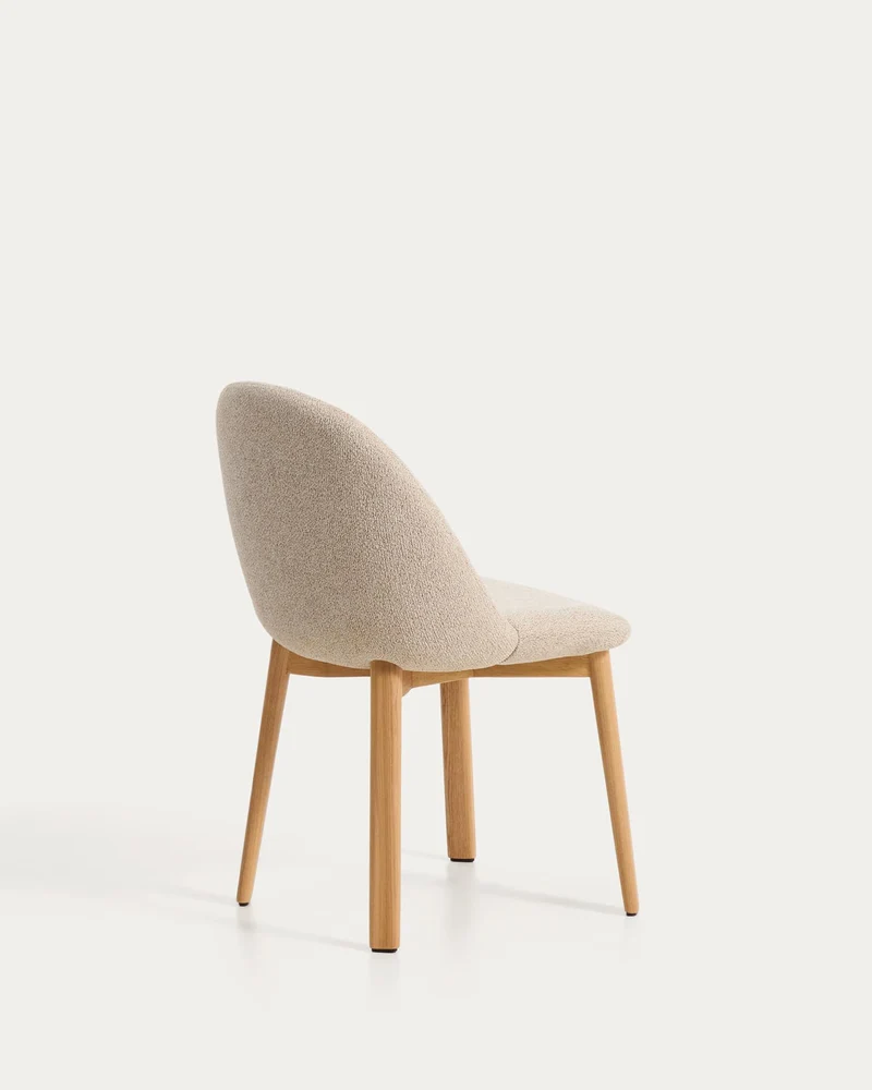 Stuhl Meila mit beiger Chenille und Beinen aus massivem Eschenholz mit naturfarbenem Finis