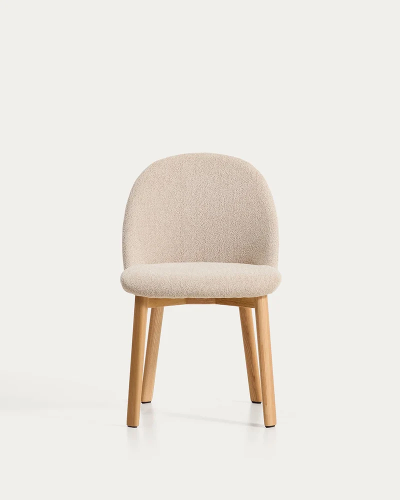 Stuhl Meila mit beiger Chenille und Beinen aus massivem Eschenholz mit naturfarbenem Finis