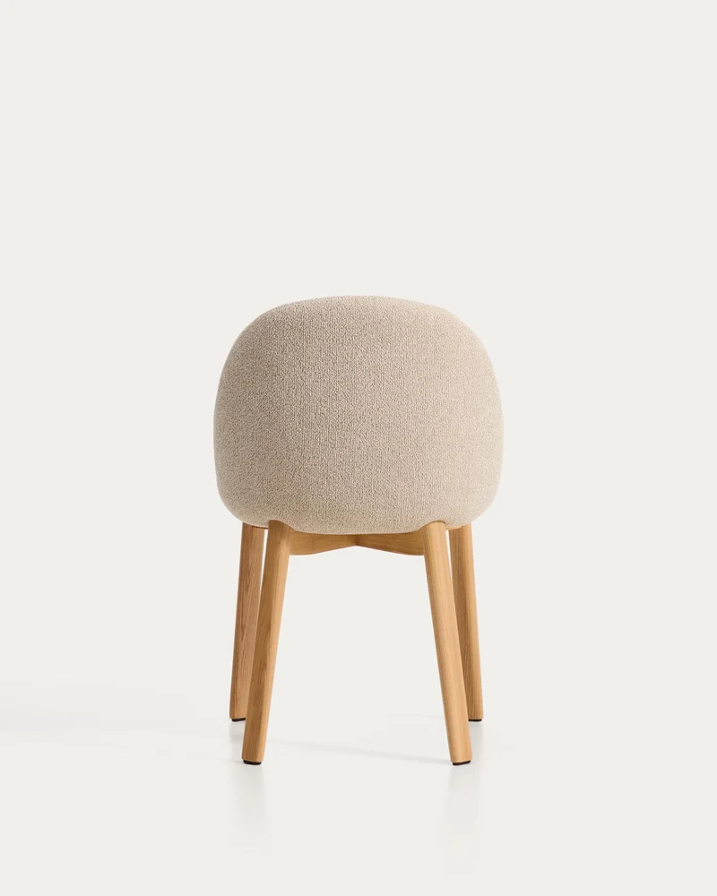 Stuhl Meila mit beiger Chenille und Beinen aus massivem Eschenholz mit naturfarbenem Finis