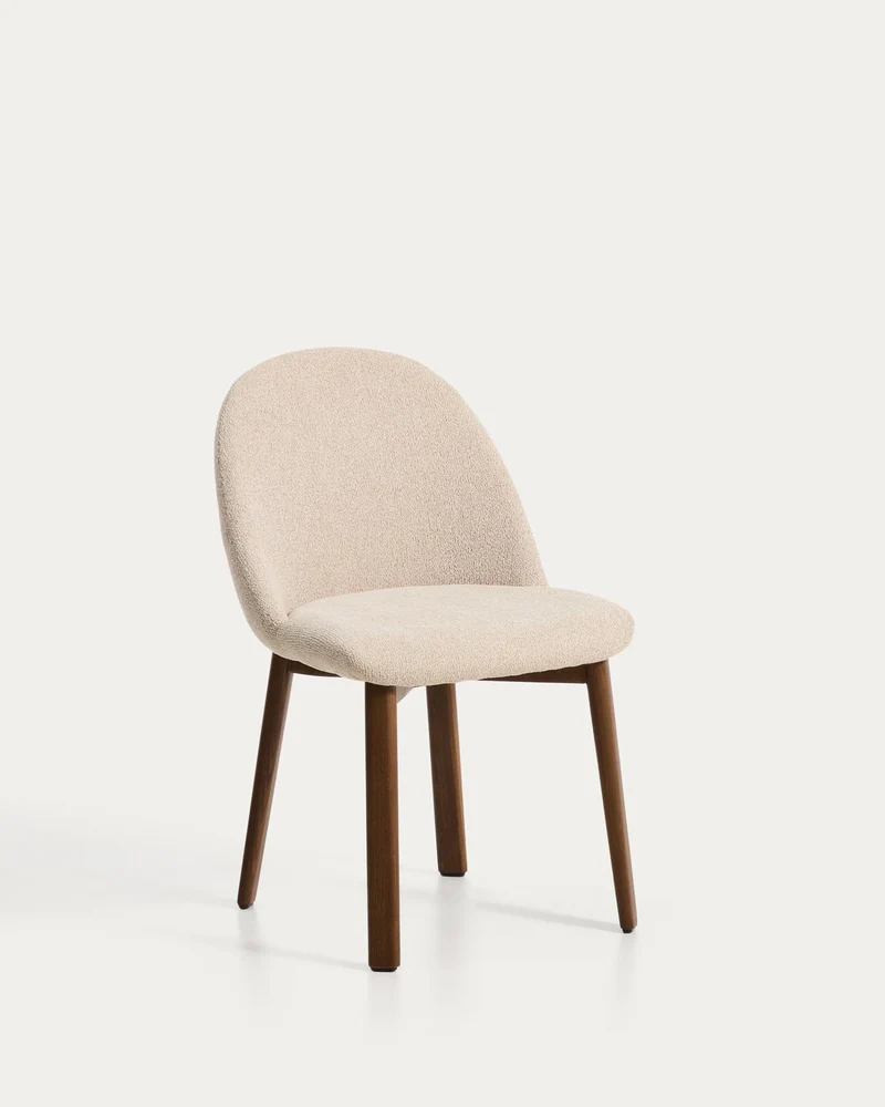 Stuhl Meila mit beiger Chenille und Beinen aus massivem Eschenholz mit Nussbaumfinish