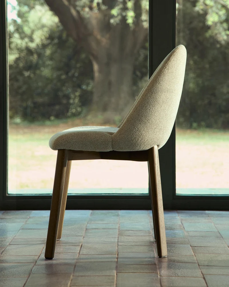 Stuhl Meila mit beiger Chenille und Beinen aus massivem Eschenholz mit Nussbaumfinish