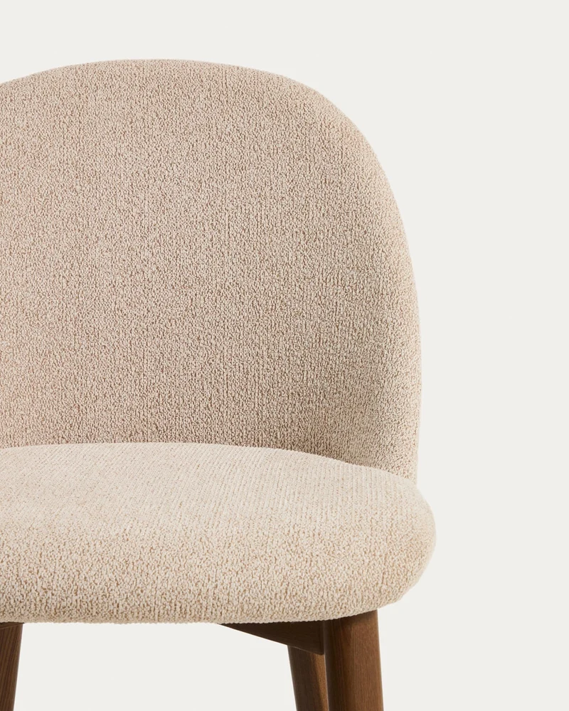 Stuhl Meila mit beiger Chenille und Beinen aus massivem Eschenholz mit Nussbaumfinish