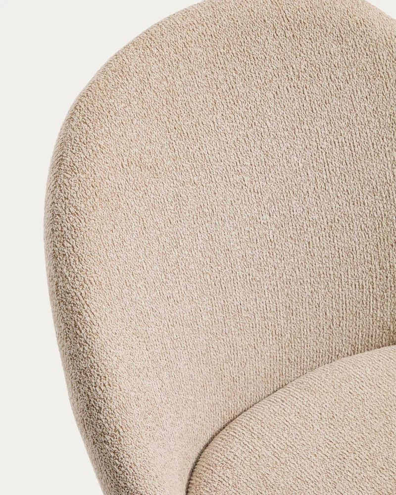 Stuhl Meila mit beiger Chenille und Beinen aus massivem Eschenholz mit Nussbaumfinish