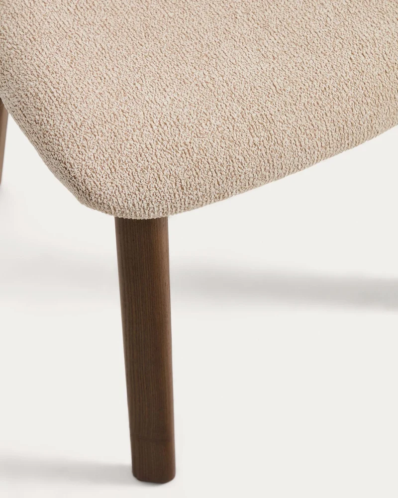 Stuhl Meila mit beiger Chenille und Beinen aus massivem Eschenholz mit Nussbaumfinish